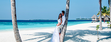 par på stranden på bröllopsresa till Maldiverna