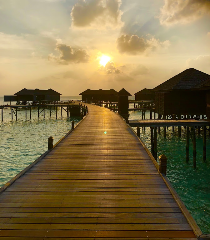 brygga-maldiverna-solnedgång