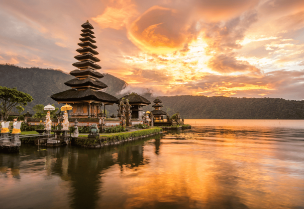 Bali tempel i solnedgång