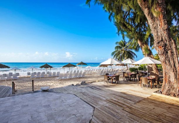 Barbados-Bougainvillea-Beach-Servering-Strand
