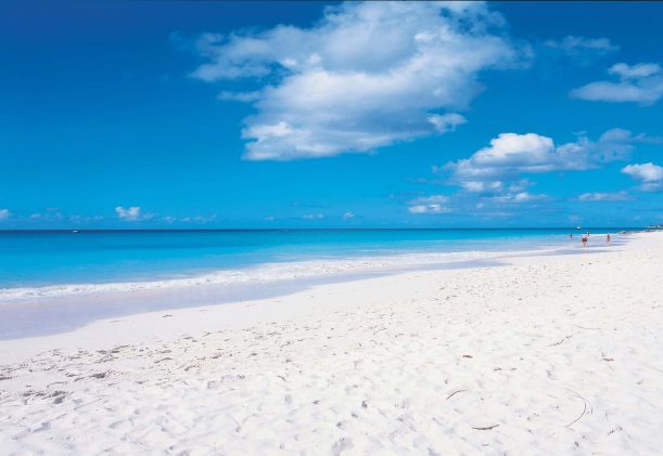 vit sand och turkos vatten i Karibien