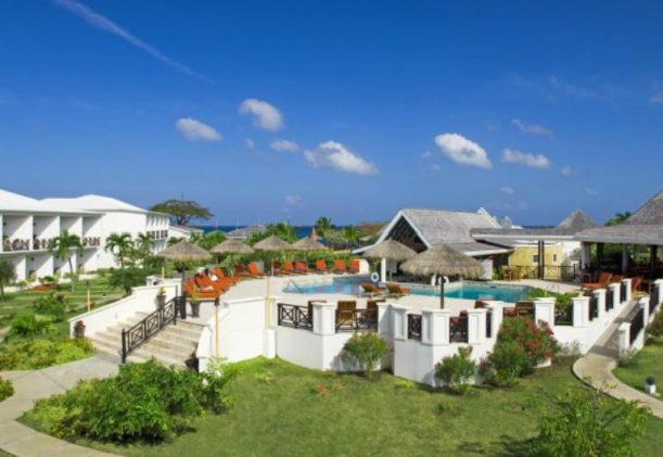 Grenada-coyaba-beach-resort-med-basta-laget-pa-grenada-med-pool