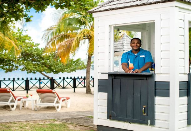 Grenada-coyaba-beach-resort-med-basta-laget-pa-grenada-poolbar