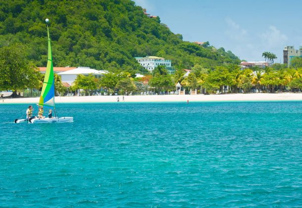 Grenada-coyaba-beach-resort-med-basta-laget-strand-hav
