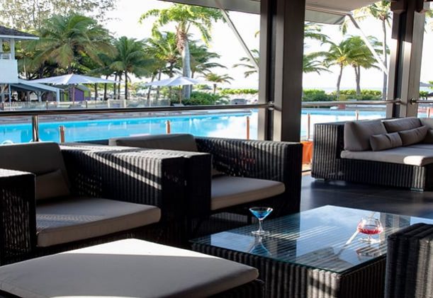 Guadeloupe-La-Creole-Beach-lounge-vid-pool