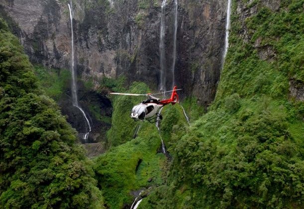 La-Reunion-med-helikopter-Hummingbird-Lifestyle-Travel-1-1