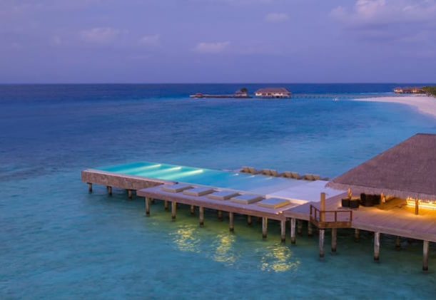 Maldiverna-heritance-infinity-pool-strand-resort
