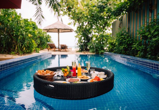 Reethi faru Deluxe-Two-Bedroom-Beach-Suites breakfast pool