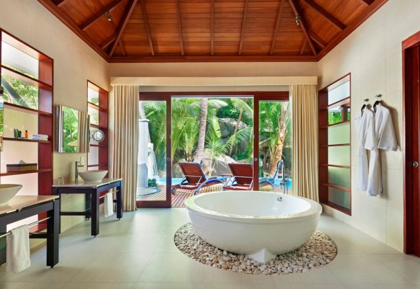 exotiskt badrum på seychellerna