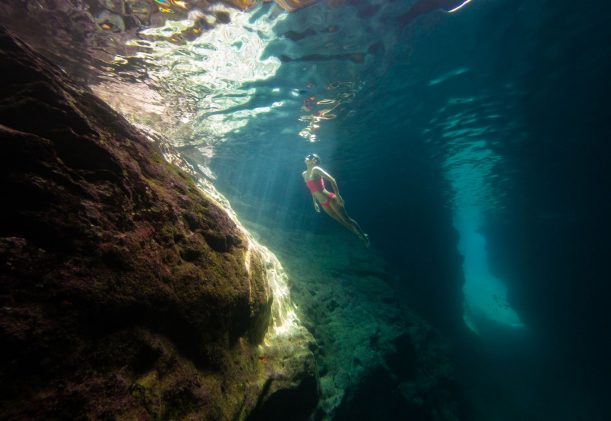 anguilla-undervatten-simmare
