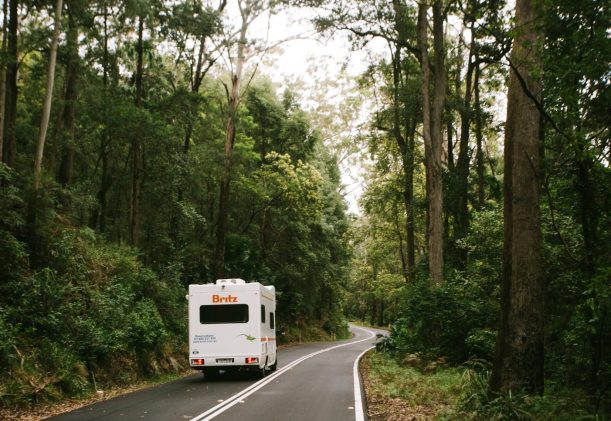 australien-britz-husbil-pa-egen-hand-genom-skog-och-natur
