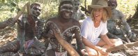 australien-tjej-med-aboriginals-i-odemark