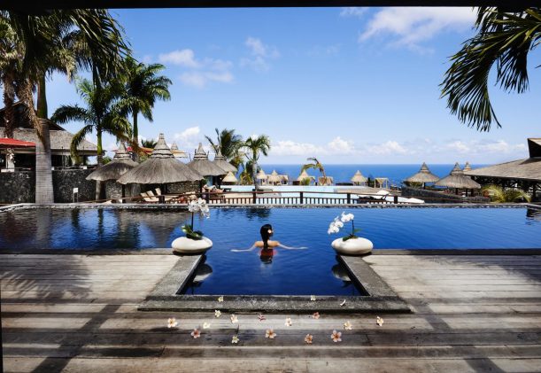 la-reunion-palm-hotel-and-spa-pool-med-utsikt-mot-hav