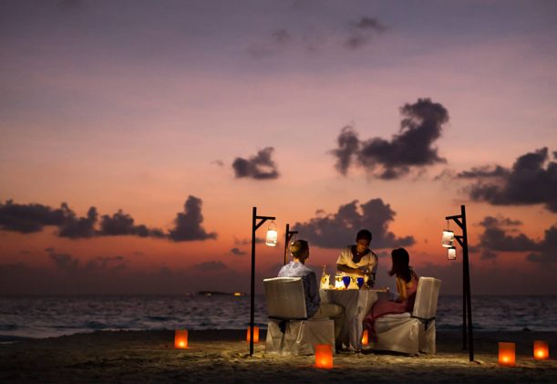 maldiverna-angsana-ihuru-liten-charmig-boutique-resort-solnedgang-middag-for-tva