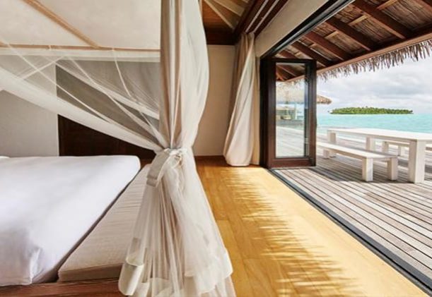 maldiverna-como-maalifushi-water-villa-bedroom-1