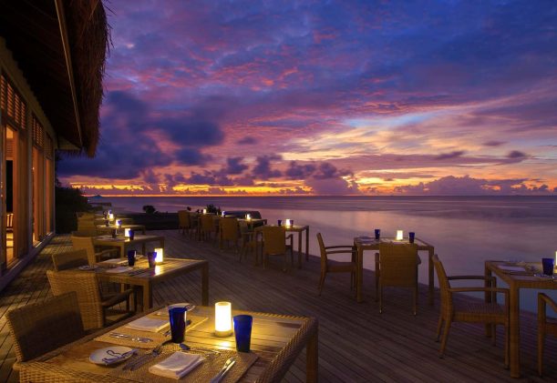 maldiverna-oblubyatmosphere-sunset-restaurang