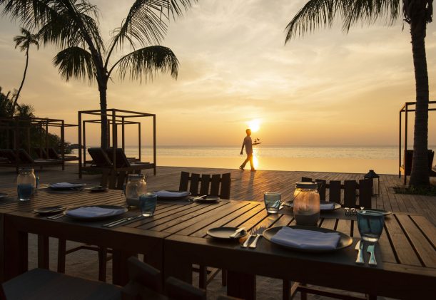 Solnedgång i poolvilla i Maldiverna