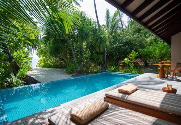 vacker poolvilla i Maldiverna