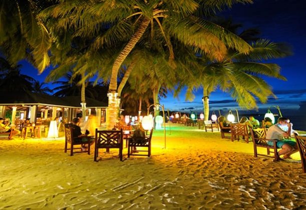 kväll på stranden på prisvärd resa Maldiverna