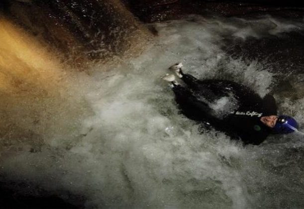 nya-zeeland-black-river-rafting-forser-waitomo
