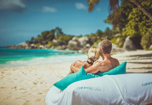 seychellerna-mahe-carana-beach-resort-romantik-pa-tu-man-hand