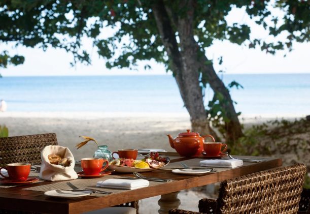 seychellerna-mahe-the-h-resort-beauvallon-frukost